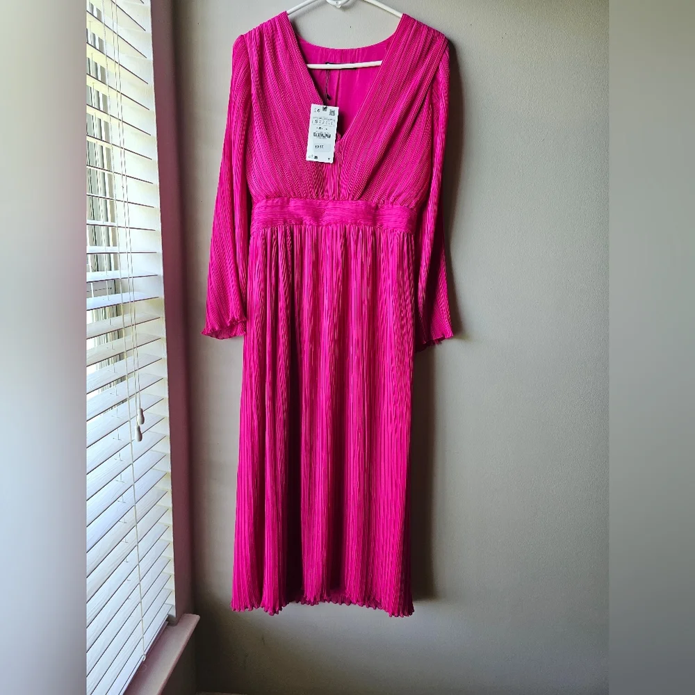 V-neck midi dress with wide long sleeves. Pleated fabric. - Picture 3 of 5